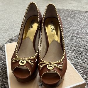 Michael Michael Kors Luggage Bennet Peep Leather/Metallic Leather Size 8